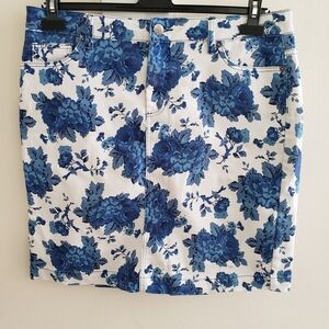 Women's Blue Floral Denim Mini Skirt - White & Navy Rose Print 5-Pocket Size XL